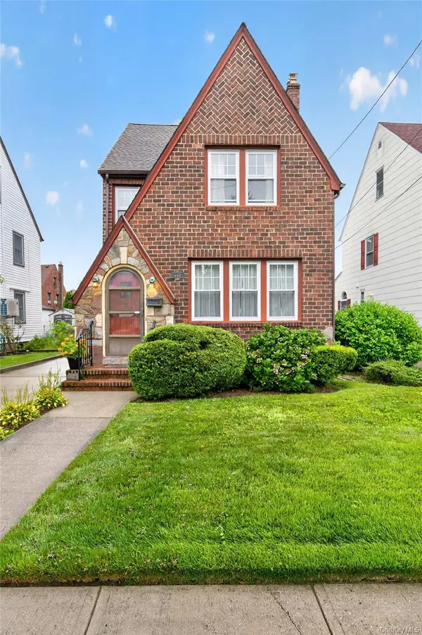 448 Lewis PL, Mineola, NY 11501