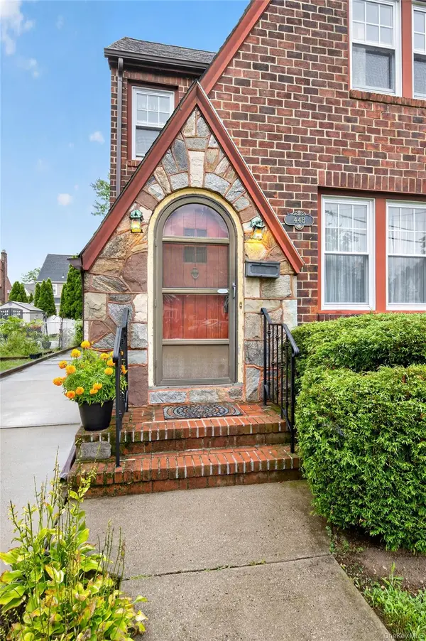 448 Lewis PL, Mineola, NY 11501