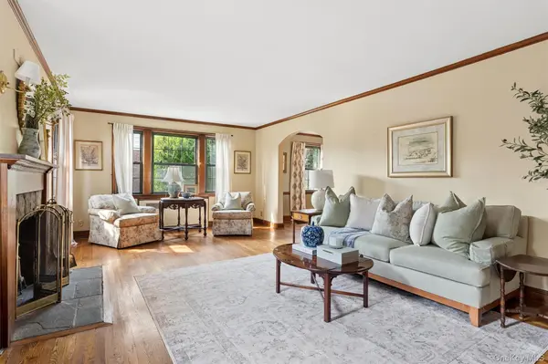 23 Wisteria AVE, Mineola, NY 11501