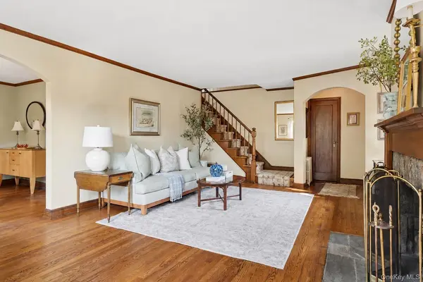 23 Wisteria AVE, Mineola, NY 11501