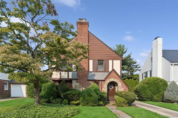23 Wisteria AVE, Mineola, NY 11501