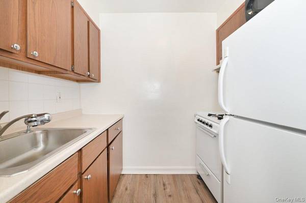 2 Birchwood CT ##5H, Mineola, NY 11501