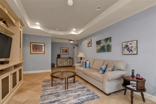 578 Pacing WAY, Westbury, NY 11590
