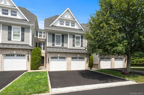 469 Pacing WAY, Westbury, NY 11590