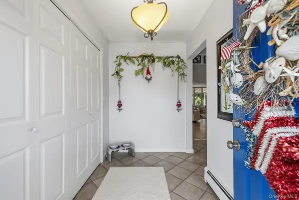 27 Wheelbarrow LN, Wantagh, NY 11793