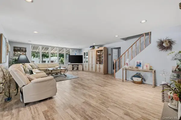 27 Wheelbarrow LN, Wantagh, NY 11793