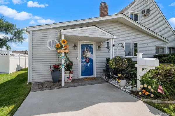 27 Wheelbarrow LN, Wantagh, NY 11793