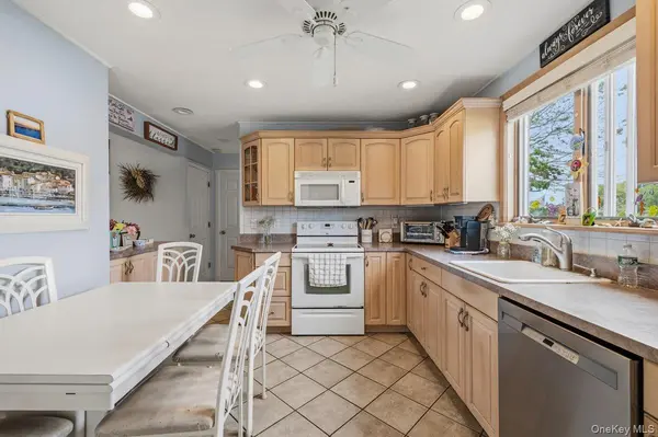 27 Wheelbarrow LN, Wantagh, NY 11793