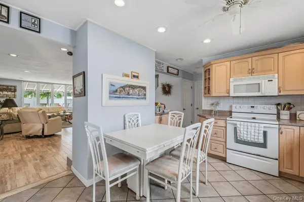 27 Wheelbarrow LN, Wantagh, NY 11793