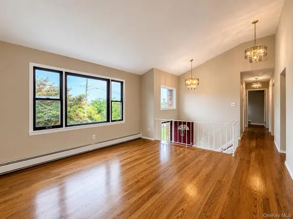 95 W Lake DR, Lindenhurst, NY 11757