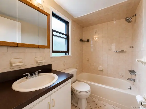 95 W Lake DR, Lindenhurst, NY 11757
