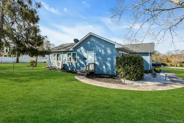 13 Argonne RD, Hampton Bays, NY 11946