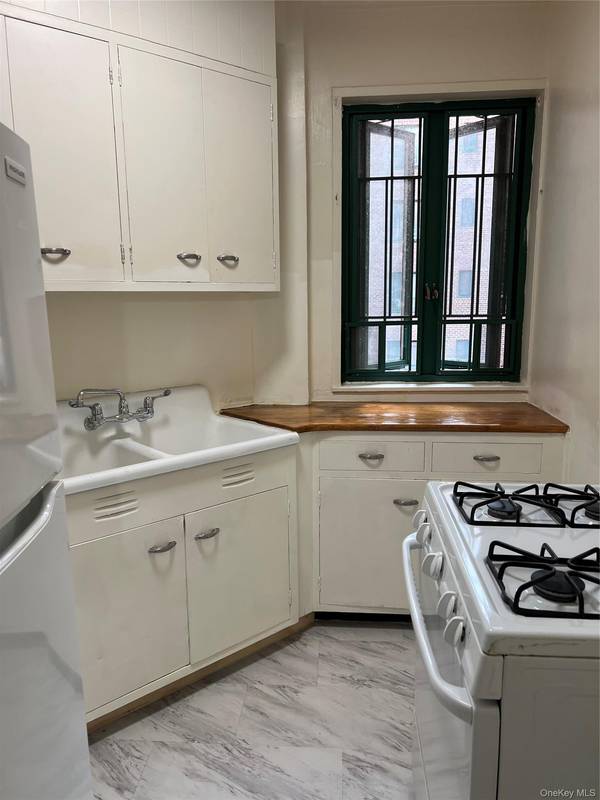 1569 Metropolitan AVE #5C, Bronx, NY 10462