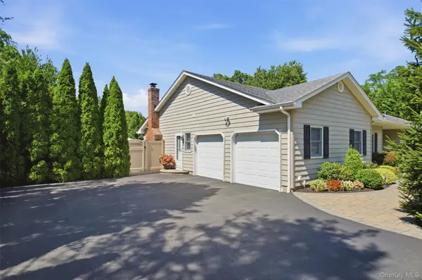15 Brandywine DR, East Setauket, NY 11733