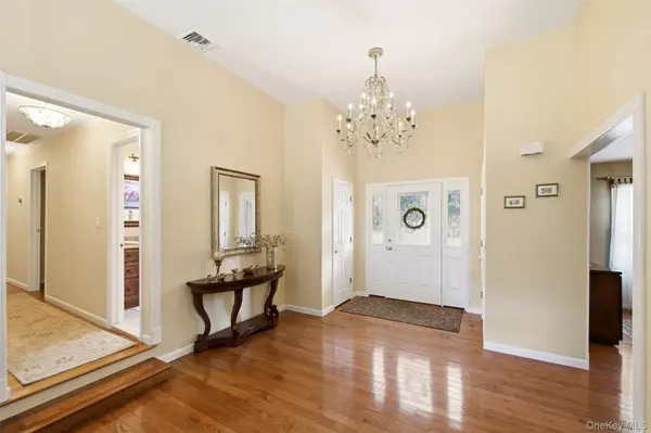 15 Brandywine DR, East Setauket, NY 11733