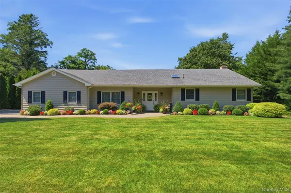 15 Brandywine DR, East Setauket, NY 11733