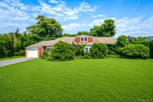 893 Gardiner DR, Bay Shore, NY 11706