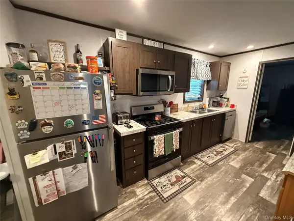 755 Tarrytown LN, Walden, NY 12586