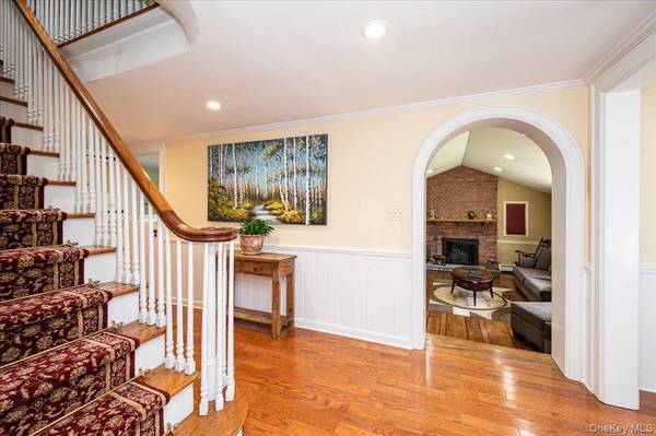 34 Albemarle RD, Westbury, NY 11590
