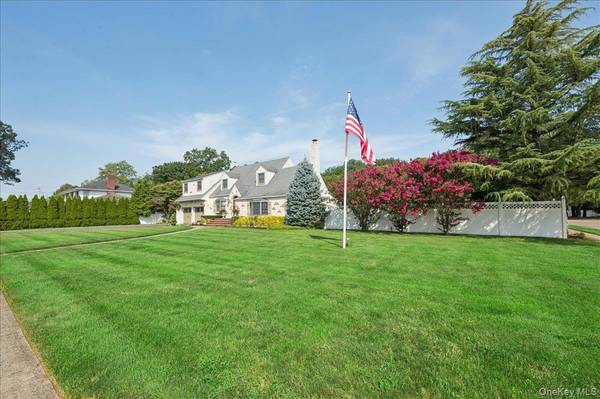 34 Albemarle RD, Westbury, NY 11590