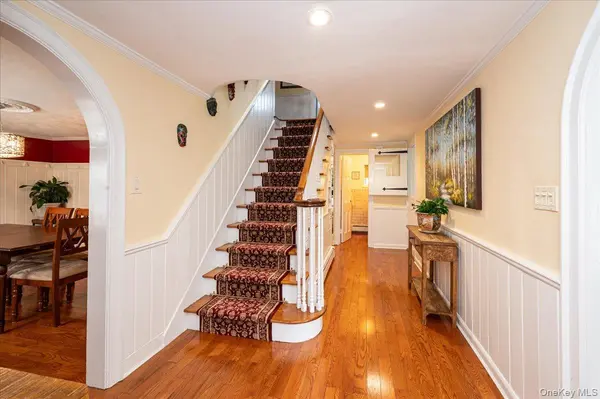34 Albemarle RD, Westbury, NY 11590