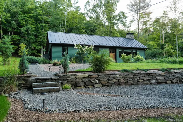 21 Vandermark RD, Woodstock, NY 12498