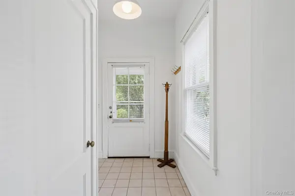 208A Wheatley RD, Old Westbury, NY 11568