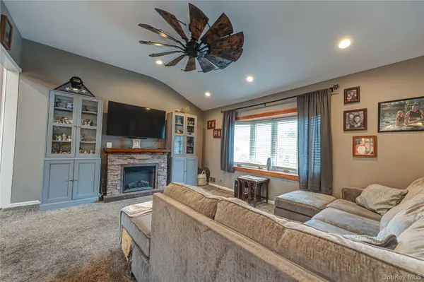 61 Linda LN, North Babylon, NY 11703