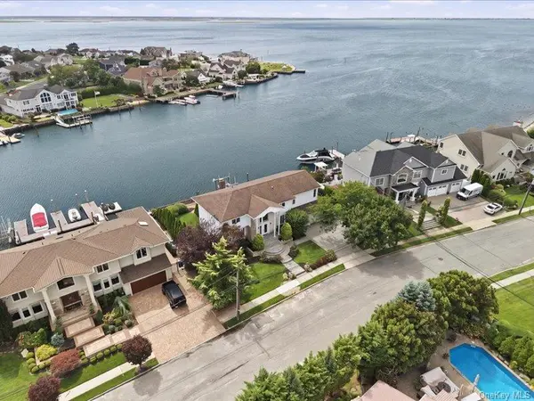 211 Whitewood DR, Massapequa Park, NY 11762