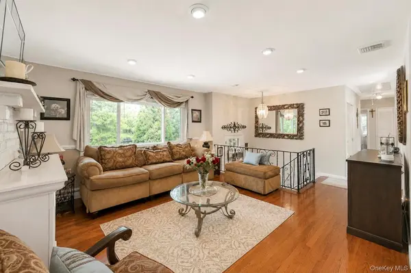 12 Linden LN, Farmingville, NY 11738