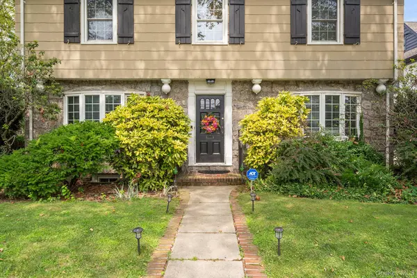 3 Demott AVE, Rockville Centre, NY 11570