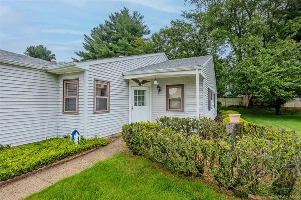 118 Knolls DR, Stony Brook, NY 11790