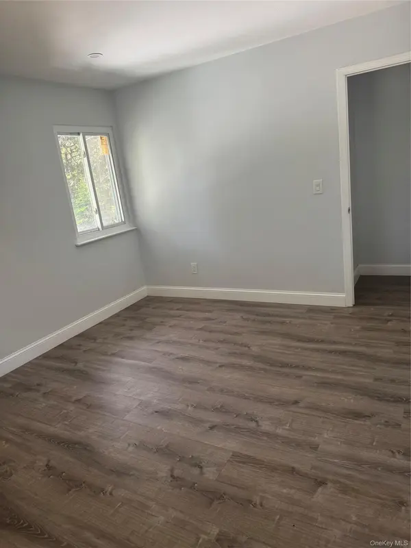 12 Rowe ST, Coram, NY 11727