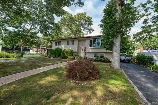 40 Rockland AVE, West Babylon, NY 11704