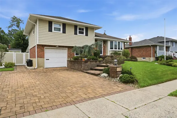 14 Oak DR, Plainview, NY 11803