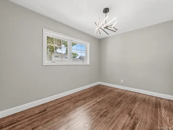 250 Lakeshore BLVD, Massapequa Park, NY 11762