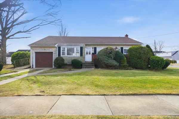 2 McLeod ST, Massapequa Park, NY 11762