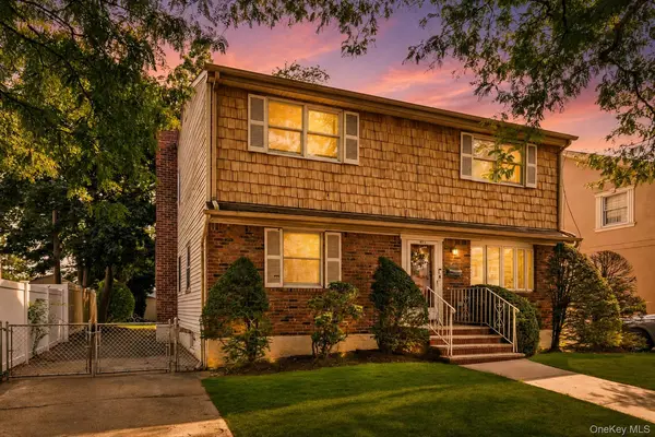 82-11 262nd ST, Floral Park, NY 11004