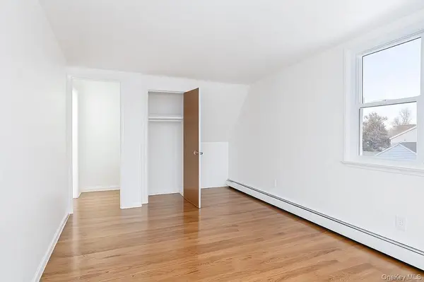 308 40th ST, Lindenhurst, NY 11757