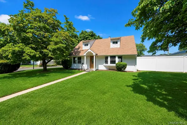 3173 Roxbury LN, Levittown, NY 11756