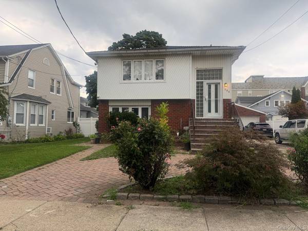306 Hamilton AVE #2nd Floor, Hewlett, NY 11557