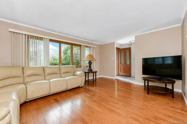 312 W Waukena AVE, Oceanside, NY 11572