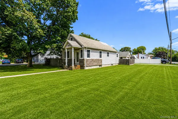 568 N Wellwood AVE, Lindenhurst, NY 11757