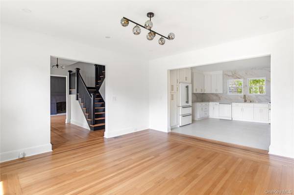 220 Pomander RD, Mineola, NY 11501