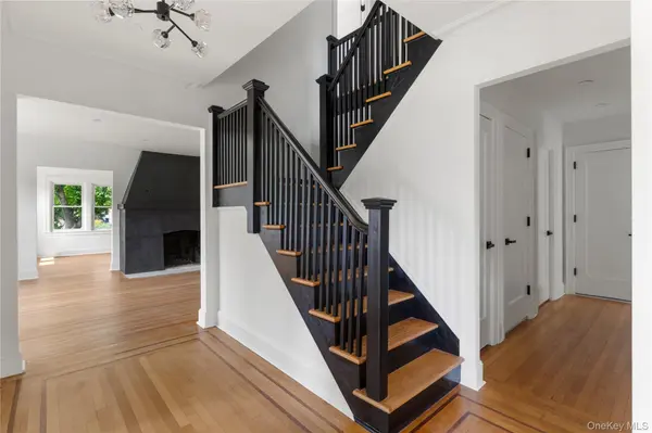 220 Pomander RD, Mineola, NY 11501
