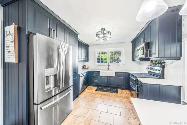 4 Balmoral CT, Middle Island, NY 11953