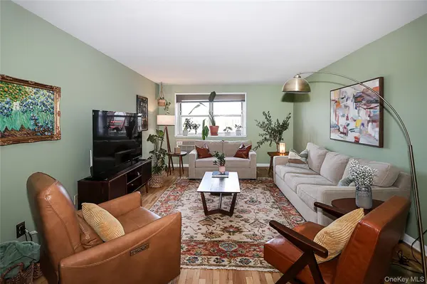 100 Lincoln AVE #3D, Mineola, NY 11501