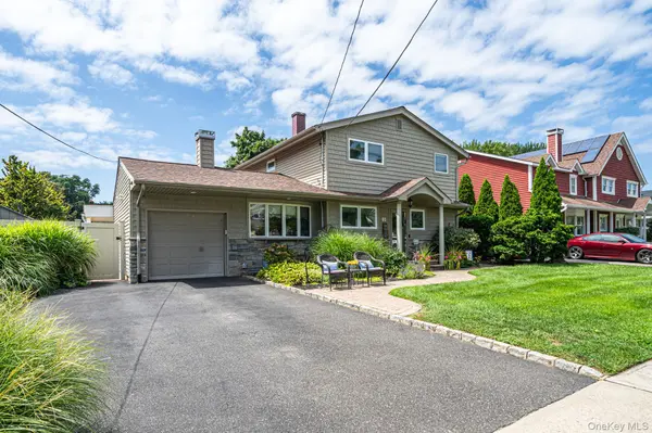 18 Bragg DR, Lake Grove, NY 11755