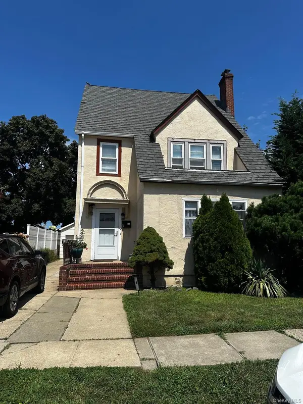 8 Lewis ST, Hicksville, NY 11801