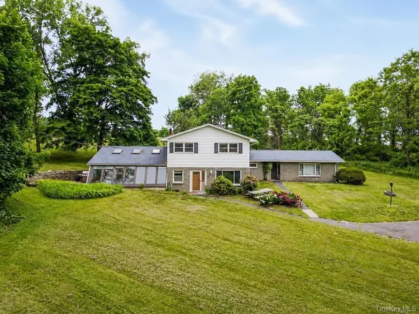 21 Courts LN, Hudson, NY 12534